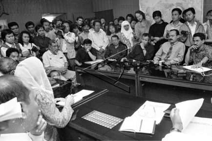 A group of people in a meeting
AI-generated content may be incorrect.