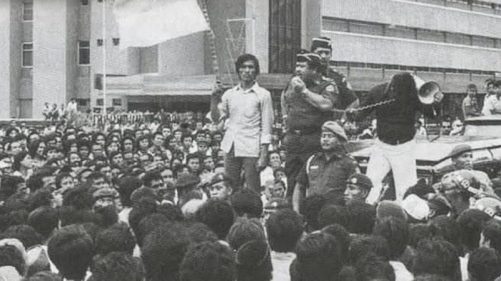 A person standing in front of a crowd
AI-generated content may be incorrect.